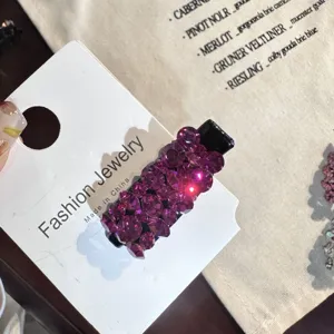 Petite pince à cheveux bec de canard en strass violet accessoire de mode pour femme.