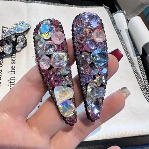 Vue détaillée de pince à cheveux goutte d'eau en strass, accessoire de mode scintillant.