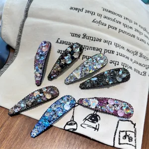 Vue détaillée de pinces à cheveux strass goutte étincelantes, pinces élégantes en cristal.