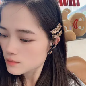 Gros plan detail de pince a cheveux bec de canard en strass scintillants, design cristal elegant.