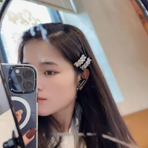 Jolie pince à cheveux latérale en strass étincelante canard accessoire mode femmes.
