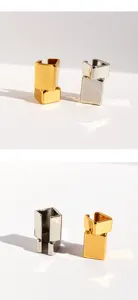 Nahaufnahmen von geometrischen quadratischen Ohrklemmen in Gold und Silber, ohrclip.