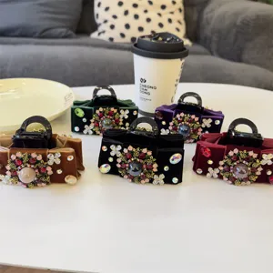Detailansicht luxuriöser Barock Schleifenklammern mit Strass, elegantes Vintage Design für Damen.