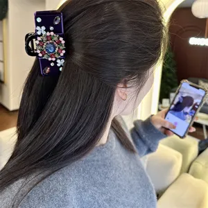 Detailansicht der luxuriösen violetten Samt Haarklammer mit glänzenden bunten Strasssteinen.