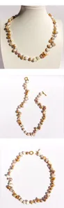Collier de perles baroques fait main avec perles naturelles colorées et fermoir OT doré.