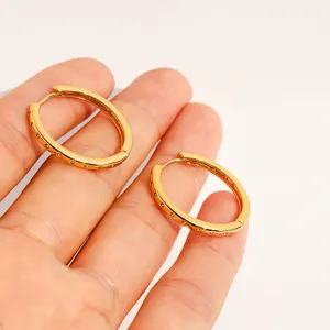 Eleganti orecchini a cerchio ovali dorati con zirconi scintillanti per donne stile quotidiano.