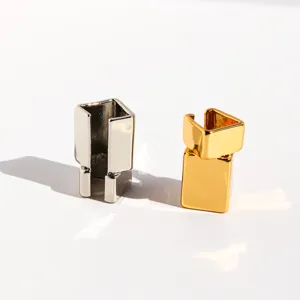 Minimalistische geometrische quadratische Ohrklammern in Silber und Gold, elegante Ohrclips.