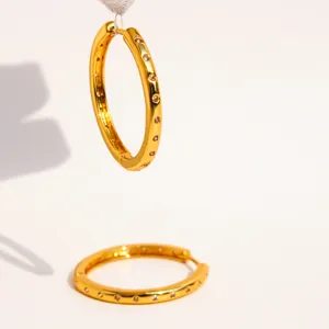 Orecchini a Cerchio in Ottone con Strass Old Money Chic Geometrici Circolari Pavé Intarsiati Dichiarazione Orecchino Delicato Minimalista Pendolarismo Arredamento Gioielli per Donna Oro
