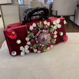 Rote Samt Barock Haarklammer mit bunten Strasssteinen und Perle für elegante Damen.