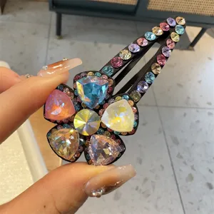 Gros plan détaillé de barrette à cheveux fleur en cristal avec strass brillants et pince.
