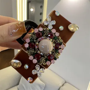 Barock Vintage braune Samt Strass Haarklaue, exquisite Luxus Blumen Design Detailansicht.