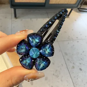 Gros plan d'une pince à cheveux fleur en cristal bleu scintillant, accessoire de mode élégant.