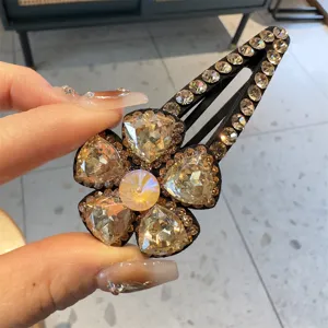 Gros plan détaillé d'une épingle à cheveux fleur de cristal étincillante, élégant clip pour frange.