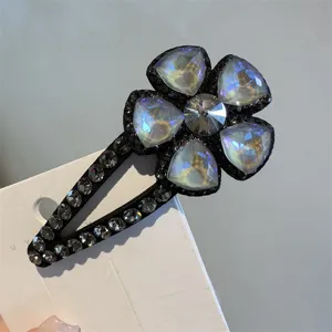 Vue détaillée d'une élégante pince à cheveux fleur en cristal avec de brillants strass.
