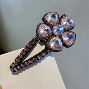 Détail de pince à cheveux fleur cristal étincelante, barrette rose douce pour femmes.