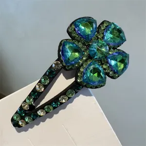 Gros plan detaille d'une pince a cheveux fleur en cristal etincelante avec des strass.