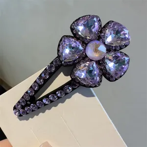Superbe pince à cheveux fleur en cristal violet avec strass étincelants pour frange et style.