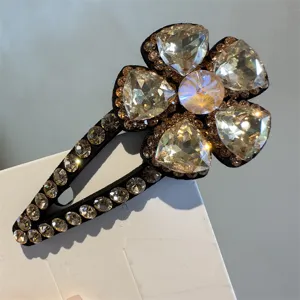 Vue détaillée de la pince à cheveux fleur en cristal, strass scintillants, barrette frange.