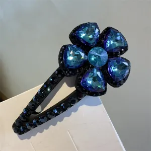 Gros plan de la pince à cheveux fleur de cristal bleu strass détail accessoire mode