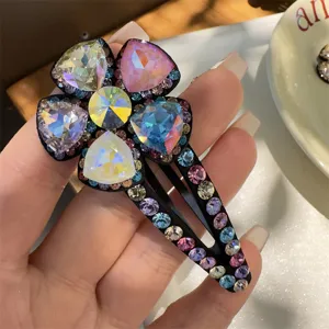 Vue détaillée d'une superbe pince à cheveux fleur en cristal strass multicolores élégants