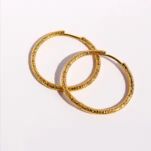 Orecchini a cerchio dorati con texture martellata, gioielli minimalisti eleganti per donne.