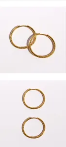 Orecchini a cerchio martellati dorati dettaglio, orecchini rotondi strutturati minimal.