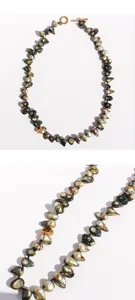 Gros plan détaillé d'un collier de perles baroques naturelles nouées main avec fermoir OT doré.