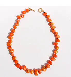 Collier de perles baroques orange nouées à la main avec un fermoir OT doré élégant.