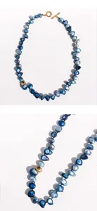 Détails du collier de perles baroques naturelles faites à la main, perles bleu foncé et fermoir OT.