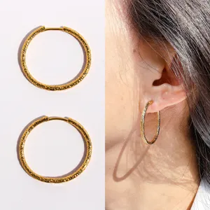 Orecchini a Cerchio Martellati in Ottone Placcato Oro Design di Nicchia per Donna Gioielli Geometrici Minimalisti Rotondi