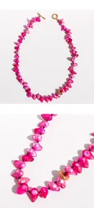 Gros plan sur les détails du collier de perles baroques roses texturées avec fermoir OT doré.