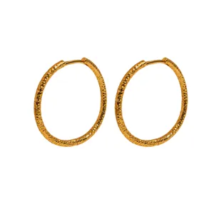 Orecchini a cerchio dorati testurizzati chic da donna, gioiello di moda minimalista.