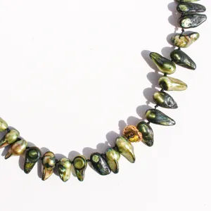 Collier de perles baroques fait main avec perles vertes irrégulières et fermoir OT doré rétro.