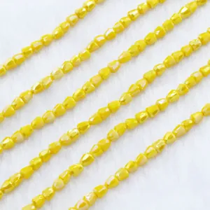 Detailweergave van 4mm gele facetgeslepen kristallen kralen, netjes geschikt voor sieraden.