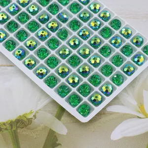 Λεπτομέρεια πράσινων χαντρών κρυστάλλου 8mm σε λευκό δίσκο για χειροποίητα κοσμήματα.