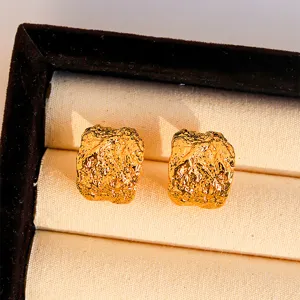 Vergulde lava-getextureerde brede C-vormige creolen, retro niche statement sieraden voor dames.