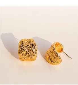 Gouden lava getextureerde C-vormige oorringen, retro opvallende statement sieraden voor dames.