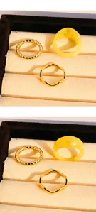 Ensemble de bagues empilables plaqué or 18k avec anneaux torsadés, ondulés et en résine jaune.