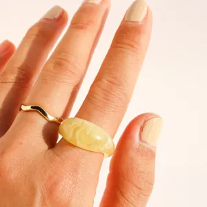 Bague vague plaquée or 18k avec résine jaune design géométrique bijoux de mode