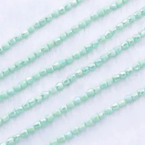 Detailopname van 4mm lichtgroene kristal kralen voor DIY sieraden maken en leuke hobby's.