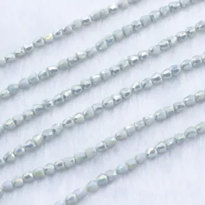 Detailopname van 4mm gefacetteerde kristallen kralen voor DIY handgemaakte sieraden.