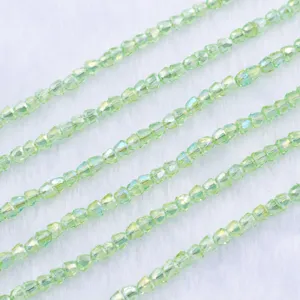 Detail van lichtgroene gefacetteerde kristallen kralen 4mm voor DIY handgemaakte sieraden.