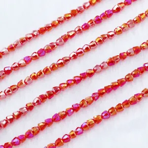 Gedetailleerd overzicht van 4mm rode AB kristallen kralen strengen voor DIY sieraden, armbanden.