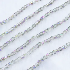 Gedetailleerde close-up van 4mm AB iriserende kristal kralen voor DIY sieraden maken en knutselen.