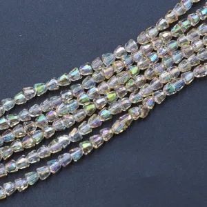 Detailopname van 4mm kristal klokkraaltjes voor handgemaakte sieraden, sprankelend gefacetteerd.