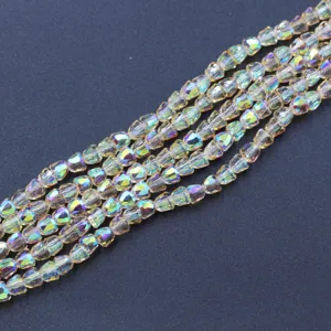 Detailopname van 4mm gefacetteerde kristal kralen met glanzende AB coating voor sieraden.