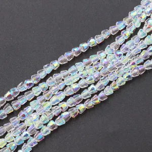 Close-up van 4 mm AB gecoate kristal gefacetteerde belkraalstrengen voor DIY sieraden.
