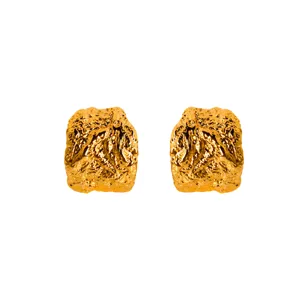 Gouden folie lava textuur brede C-vormige oorringen voor dames, vintage statement sieraden.