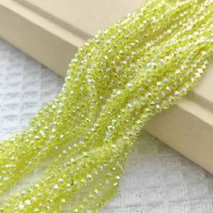 Close-up van fonkelende gele gefacetteerde kristalparels strengen voor DIY sieraden details.
