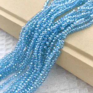 Gedetailleerd aanzicht van glinsterende lichtblauwe gefacetteerde kristallen kralen voor sieraden.